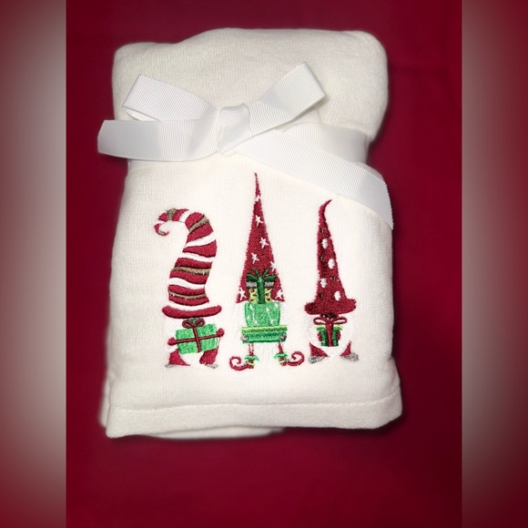 NWT SET OF CHRISTMAS 2 HAND TOWELS WITH EMBROIDERED CARACTER HOLLYDAY. - Picture 4 of 4
